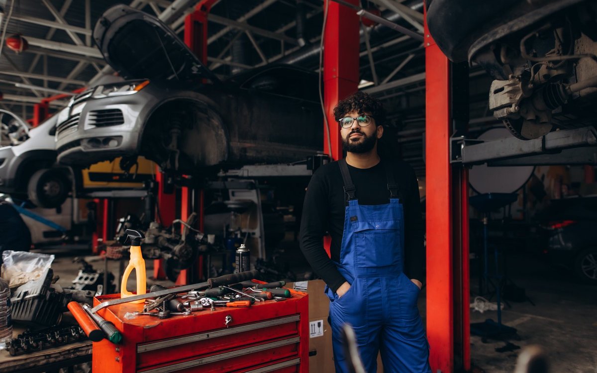 Autobedrijf aan het werk